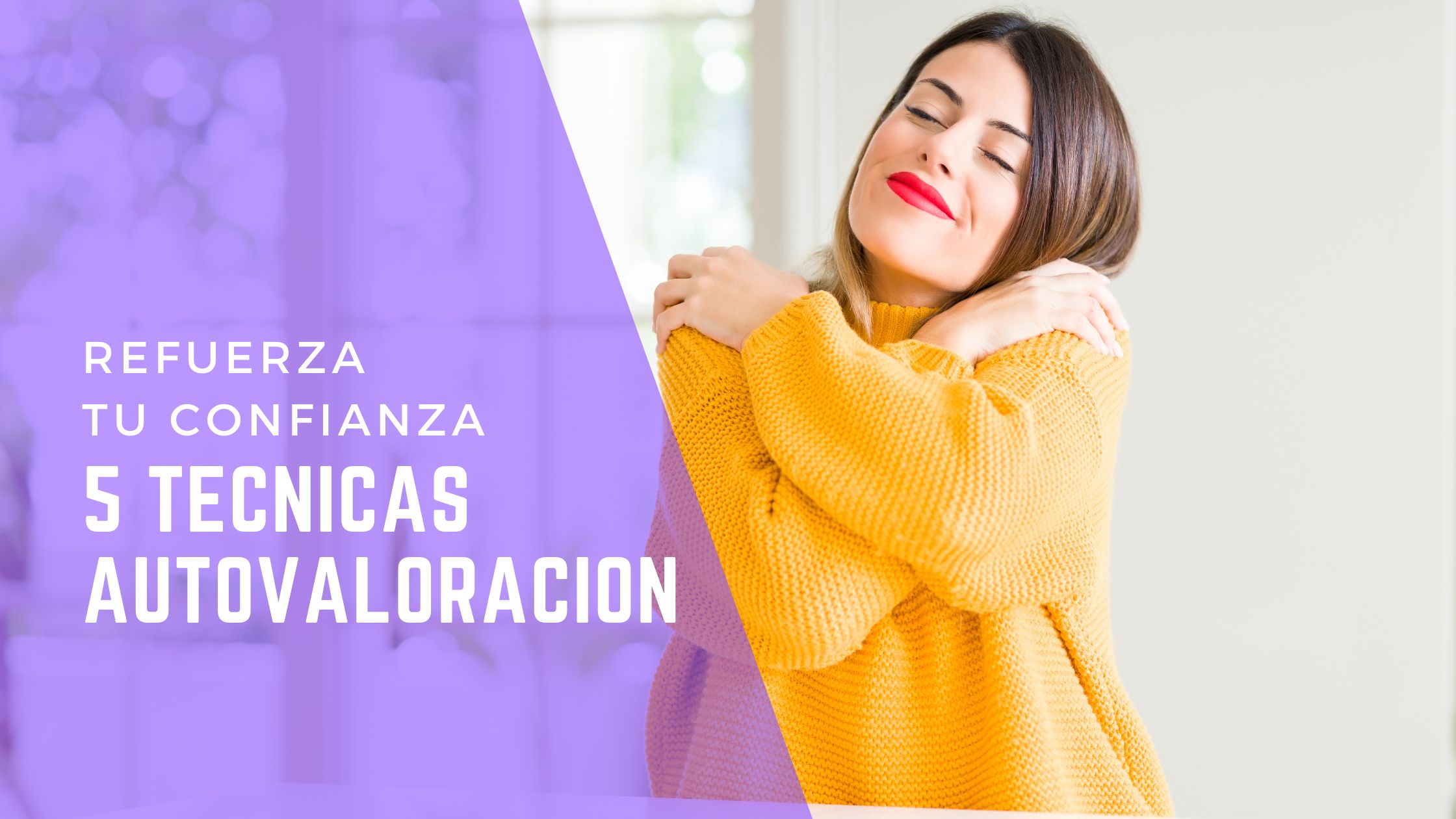 Mujer abrazándose a sí misma mientras sonríe, con un suéter amarillo, representando autovaloración y confianza personal