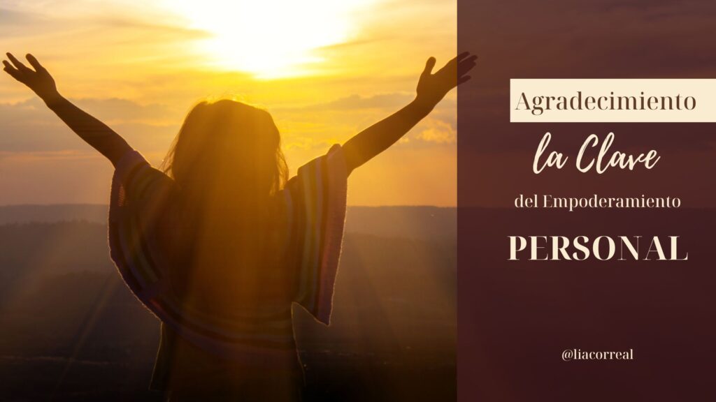 Persona alzando los brazos hacia el sol en un atardecer, simbolizando empoderamiento y gratitud, con la frase 'Agradecimiento: La Clave del Empoderamiento Personal